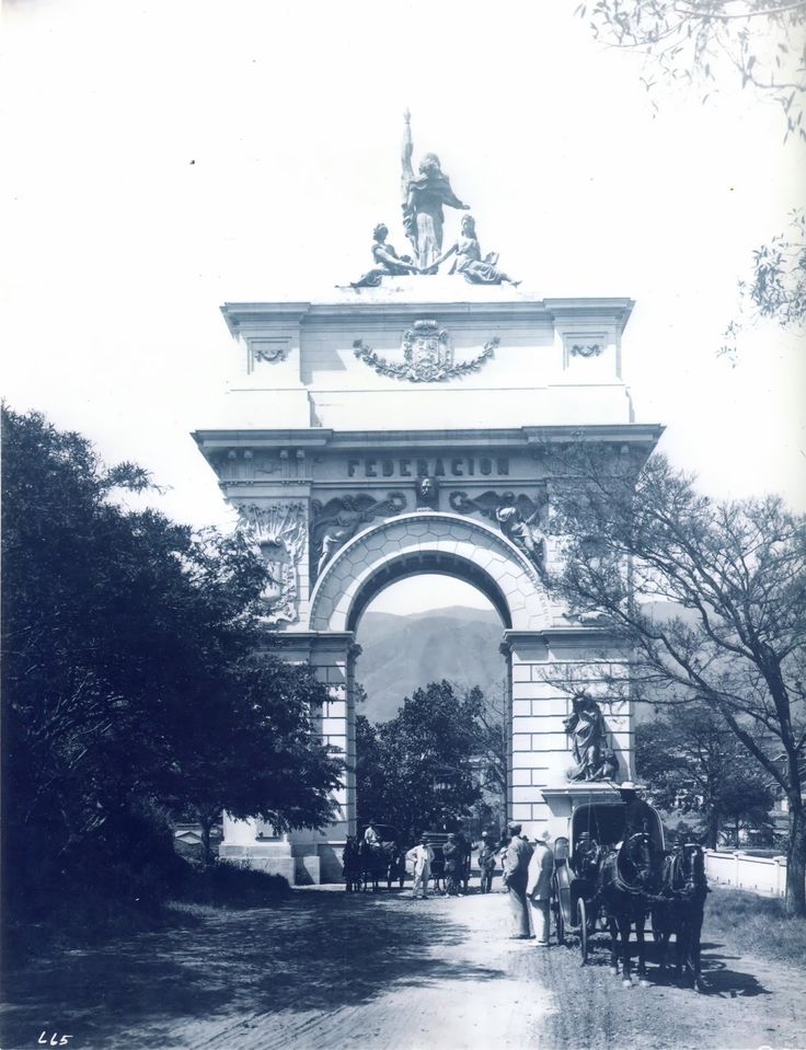 El Arco de la Federación, cuando se le contempla con ojos de artista, más parece monumento anunciador de ruina, que un arco triunfal
