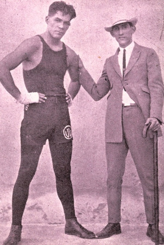 Jesús Corao acompañado del boxeador chileno Víctor Vásquez, quien vino a Venezuela para presentarse en el Circo Metropolitano, en 1933
