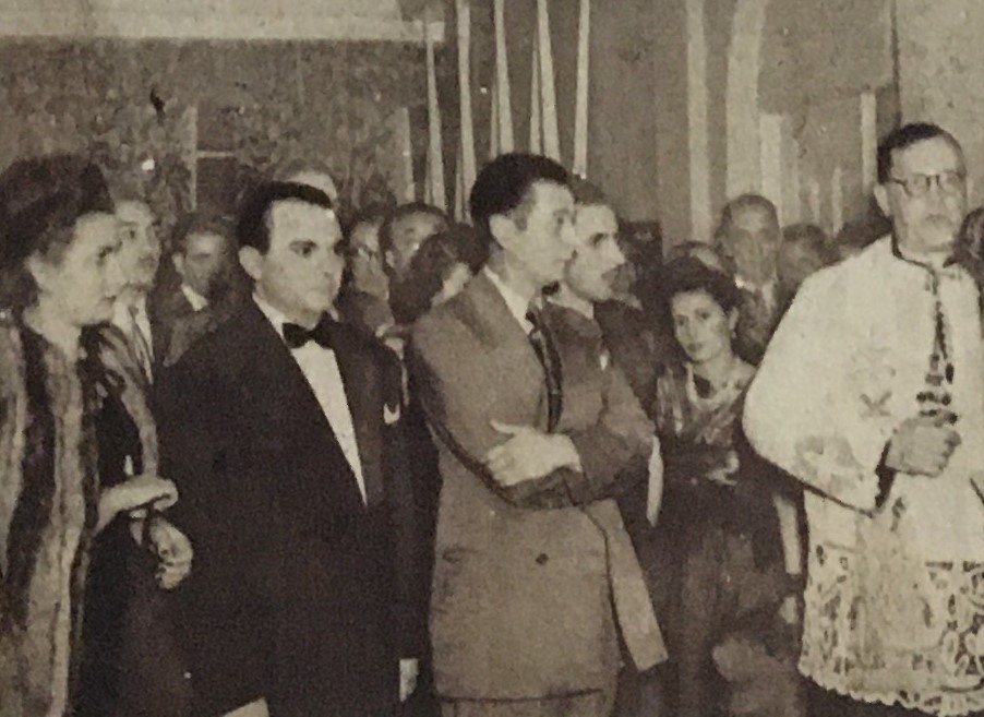 Momento de la bendición del hotel por parte de monseñor Jesús María Pellín, lo acompañan el empresario Heraclio Atencio Bozo y su esposa