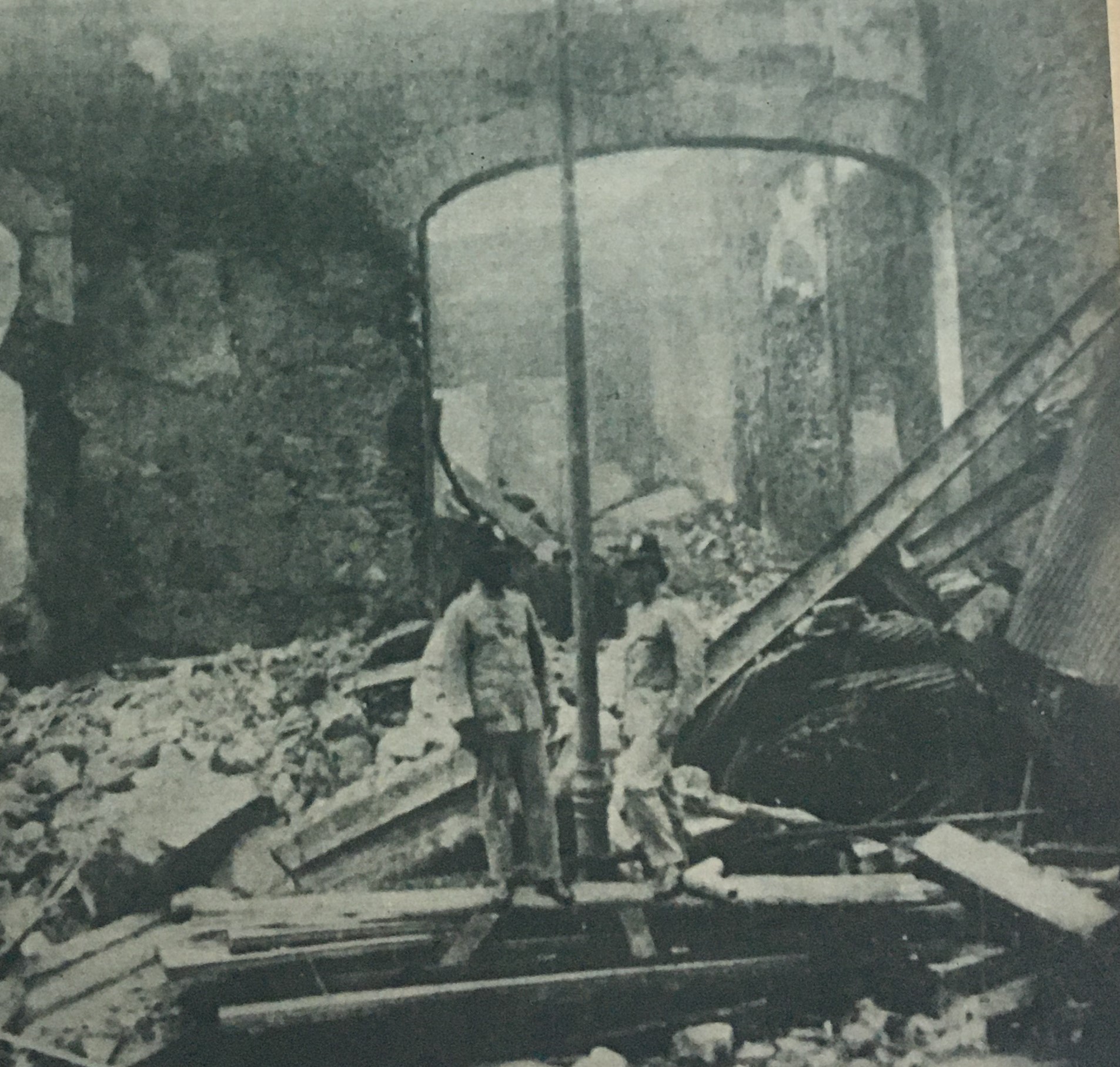 Interior del comercio donde se inició el incendio que conmovió a Caracas, en 1927