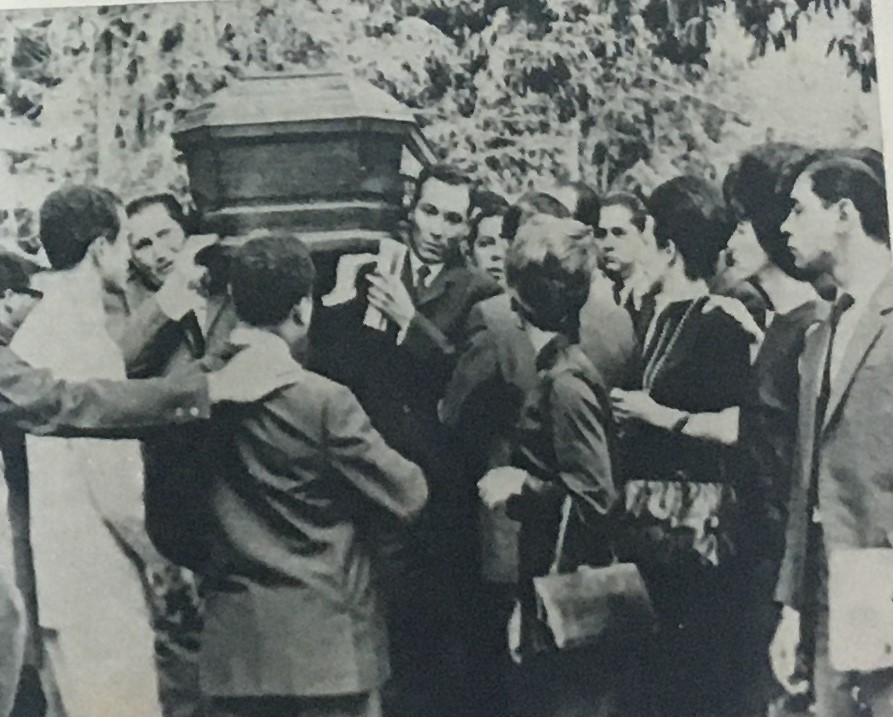Los amigos se disputaban el honor póstumo de cargar sobre sus hombros los restos de Alirio