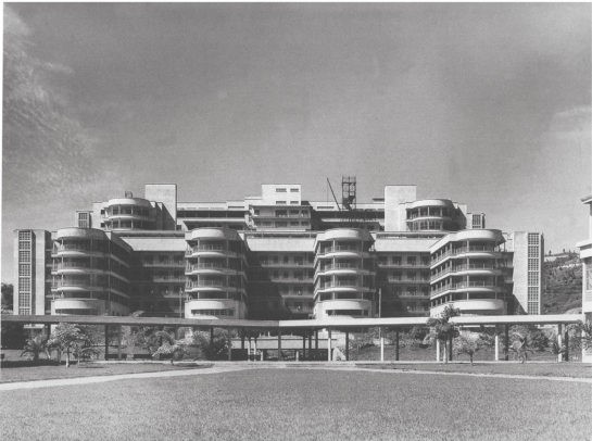 El Hospital Clínico Universitario contaba con 1.250 camas cuando se inauguró en 1954; era el más grande centro médico del país.