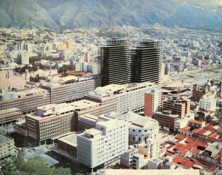 Diseñadas por el arquitecto venezolano Cipriano Domínguez, sus primeros esbozos datan de 1948, cuando el entonces presidente de la República, Rómulo Gallegos, ordenó la construcción de dicha obra