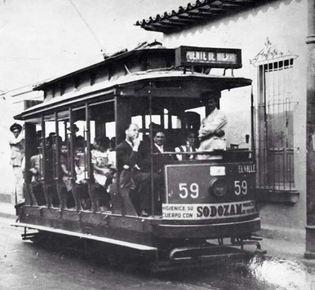 El 15 de enero de 1907, se inauguró en Caracas el sistema de transporte de tranvía eléctrico. La primera ruta fue entre Los Flores (Puente Hierro) y El Valle.