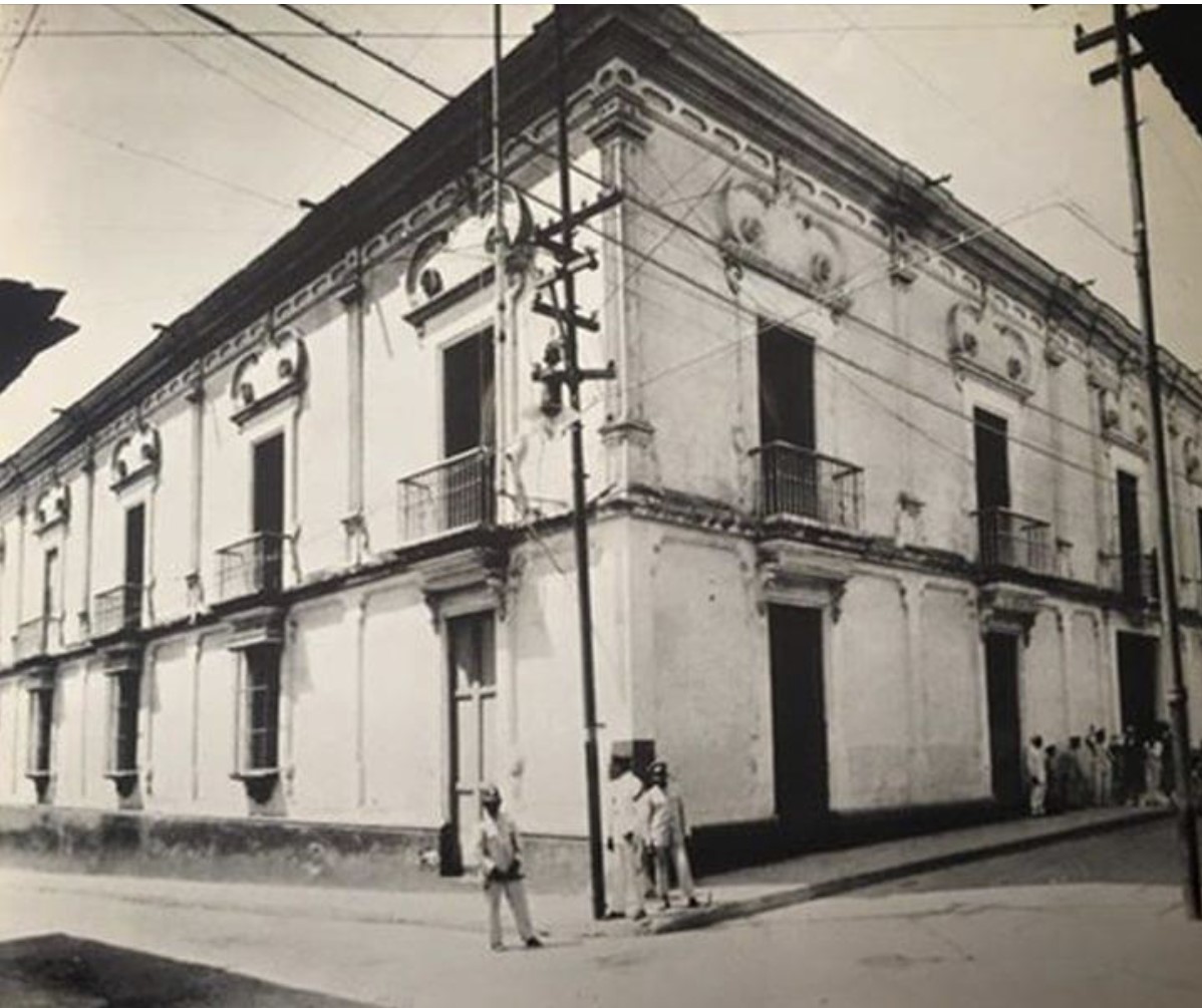 Aspecto que tenía a principios del siglo XX la casa del Conde de Tovar, en la esquina de Carmelitas, donde se hospedaron Humboldt y Bonpland para descansar la tarde de su llegada a Caracas, en 1800.