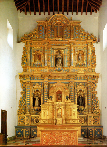 El retablo del Altar Mayor es del siglo XVIII, considerado una obra del arte barroco, y uno de los más hermosos del país, por su diseño y su forma.