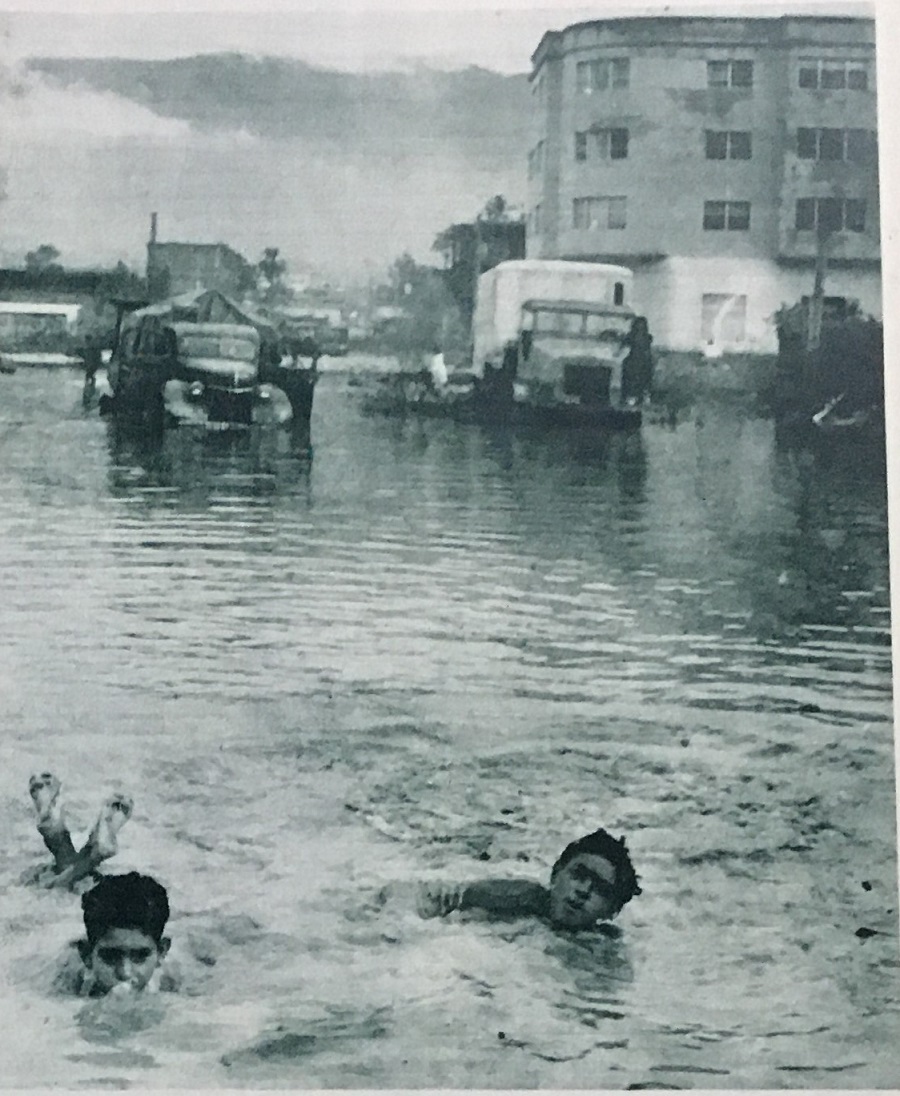 Mientras el dolor y la tragedia azotaban a centenares de hogares capitalinos, dos chiquillos aprovechaban la oportunidad para nadar en las aguas turbias de la inundación.