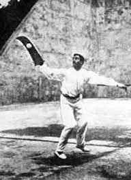 En los comienzos del siglo XIX, señala Depons que en Caracas se jugaba mucho pelota vasca. En la ciudad existían tres frontones.