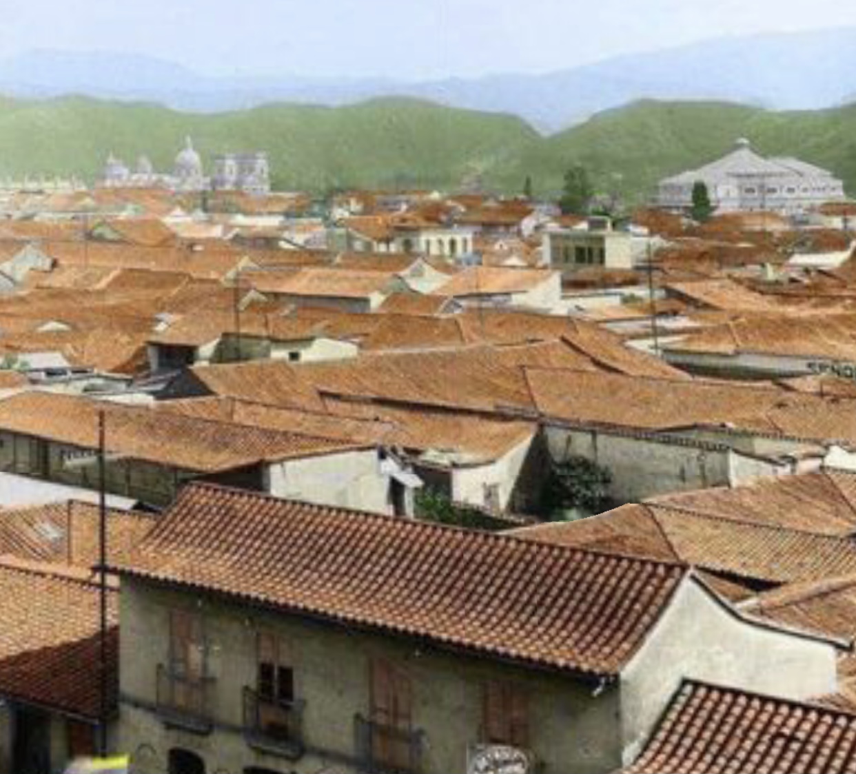 El diseño urbanístico de Caracas, así como el trazado en manzanas, era similar al de otras ciudades hispanoamericanas. Sus casas son todas muy parecidas, con un techo inclinado cubierto de tejas rojas.