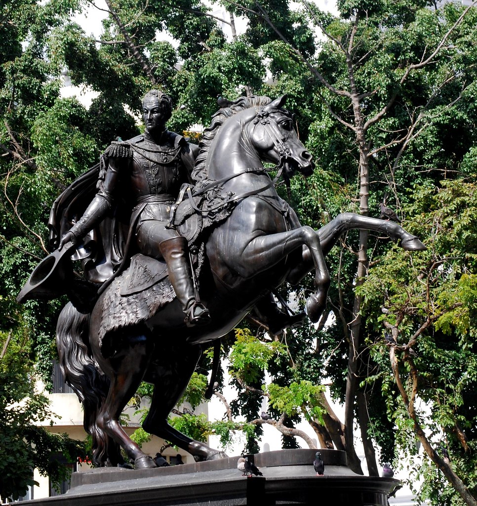 La estatua de la plaza Bolívar, en Caracas, es una copia de la que se encuentra en la Plaza de la Constitución, enfrente del edificio del Congreso, en Lima, Perú.