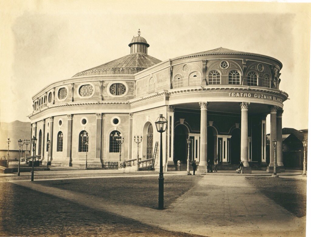 En el Teatro Municipal de Caracas, inaugurado por Guzmán Blanco en 1874, se presentaban funciones de ópera dos veces a la semana y durante todo el año.