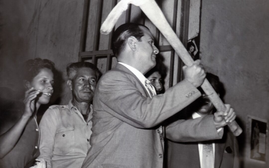 El 8 de enero de 1959, Rafael Caldera, acompañado del entonces presidente de la Junta de Gobierno, Edgar Sanabria, dio el piquetazo inicial para la demolición de la cárcel del Obispo, situada en El Guarataro, Caracas