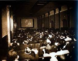 Los domingos, los caraqueños se vuelcan materialmente en los cines. Según las estadísticas, de 400.000 y pico de habitantes con que cuenta la ciudad, el 70% concurre a los cines.