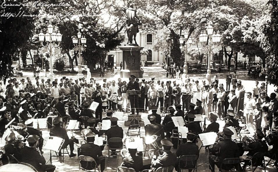 Las retretas de la Plaza Bolívar son motivo de atracción para grandes y chicos, jóvenes y viejos, hombres y mujeres, quienes allí se dan cita y comentan la actualidad, mientras escuchan las notas musicales.