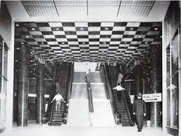 Primer centro comercial de Venezuela, en el que "Caracas aprendió a subir escaleras sin levantar los pies", debido a sus novedosas escaleras mecánicas, las primeras del país.