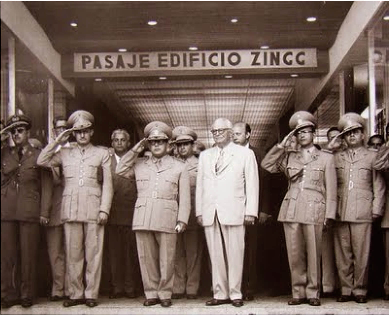 Con la asistencia del presidente de la República, Marcos Pérez Jiménez, y algunos de sus ministros, se inauguró el edificio Zingg y su moderno centro comercial