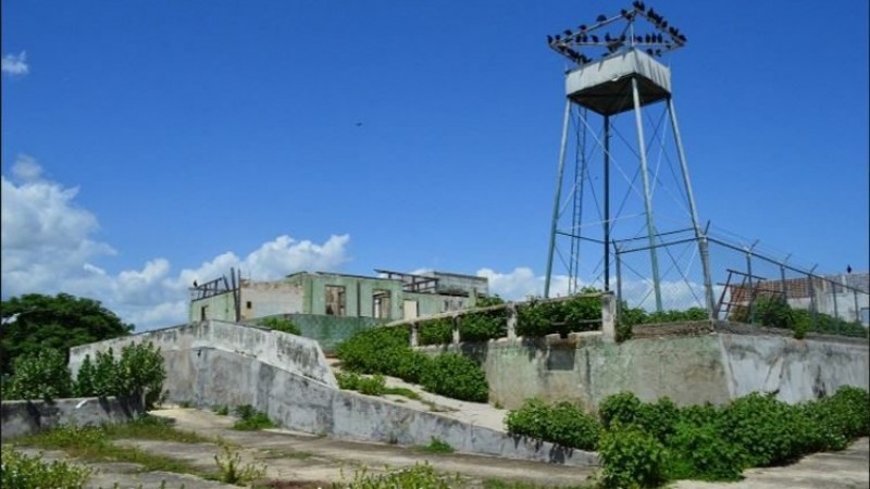 Bajo el gobierno del presidente Rómulo Betancourt, la Isla del Burro se convirtió en un penal para los reos condenados por sublevación contra el gobierno nacional