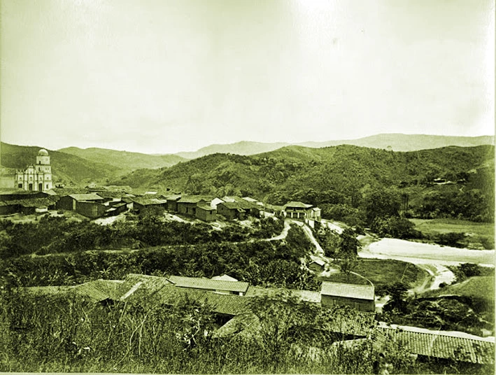 Al comenzar a bajar hacia Caracas y llegar a La Pastora, se puede apreciar el valle de Chacao y Petare.