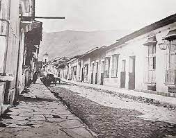 Las calles de Caracas no tenían más de siete metros de ancho. Las fachadas de las casas estaban marcadas con líneas horizontales con los colores azul, rojo y amarillo.