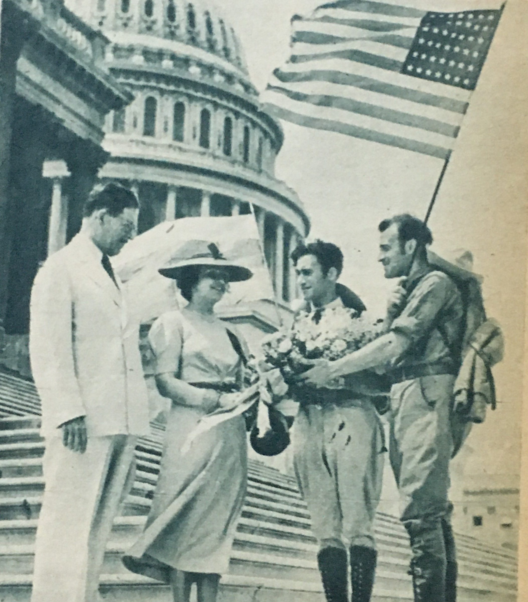 El 16 de junio de 1937, en las escalinatas del Capitolio de Washington, son recibidos los gloriosos caminantes por el Dr. Diógenes Escalante, embajador de Venezuela en los Estados Unidos.