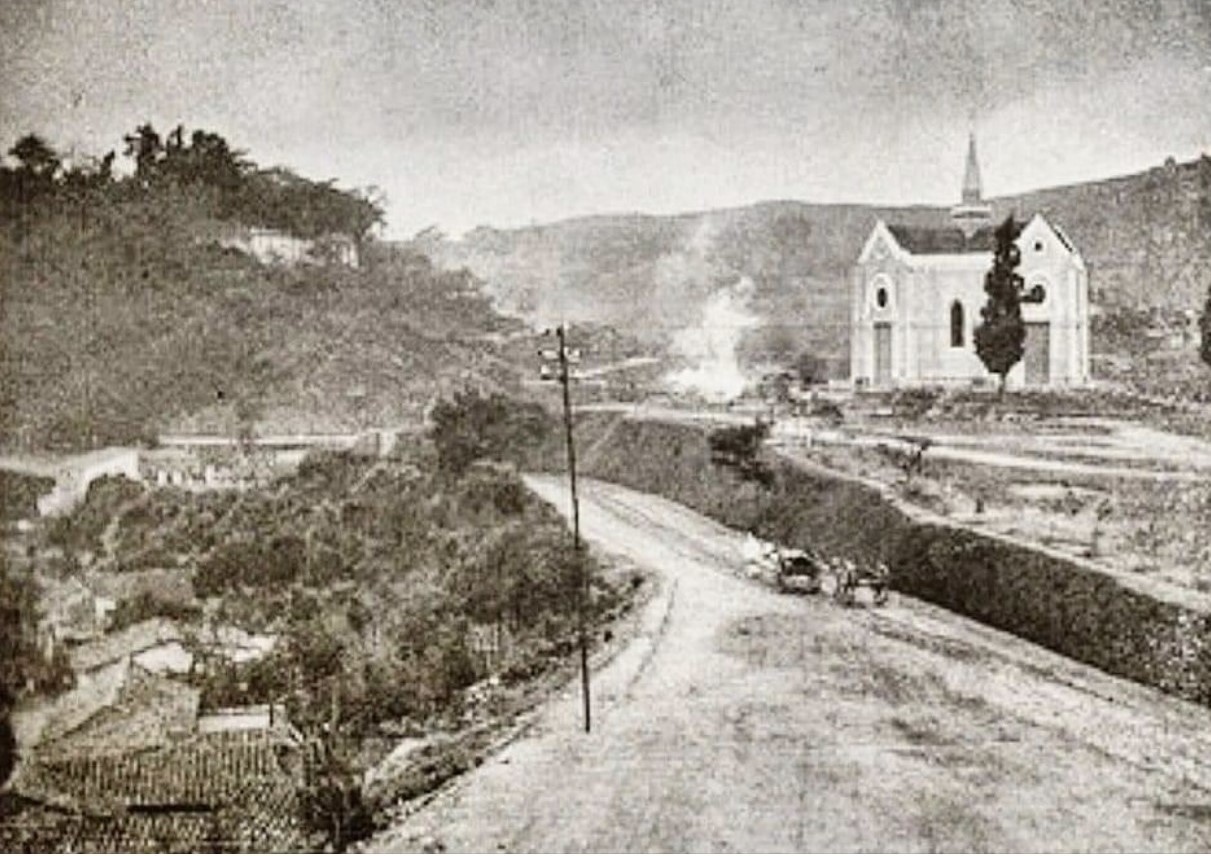 Bajo la administración del presidente Antonio Guzmán Blanco se iniciaron los trabajos de ampliación de la nueva vía Caracas-La Guaira, en 1873.