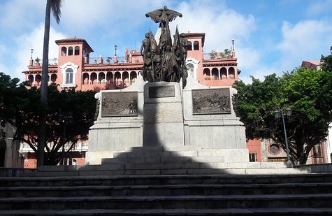 En 1926, se colocó en la plaza Bolívar, ubicada en el casco antiguo de Panamá, el monumento al Libertador que recuerda los 100 años de celebración del Congreso Anfictiónico.
