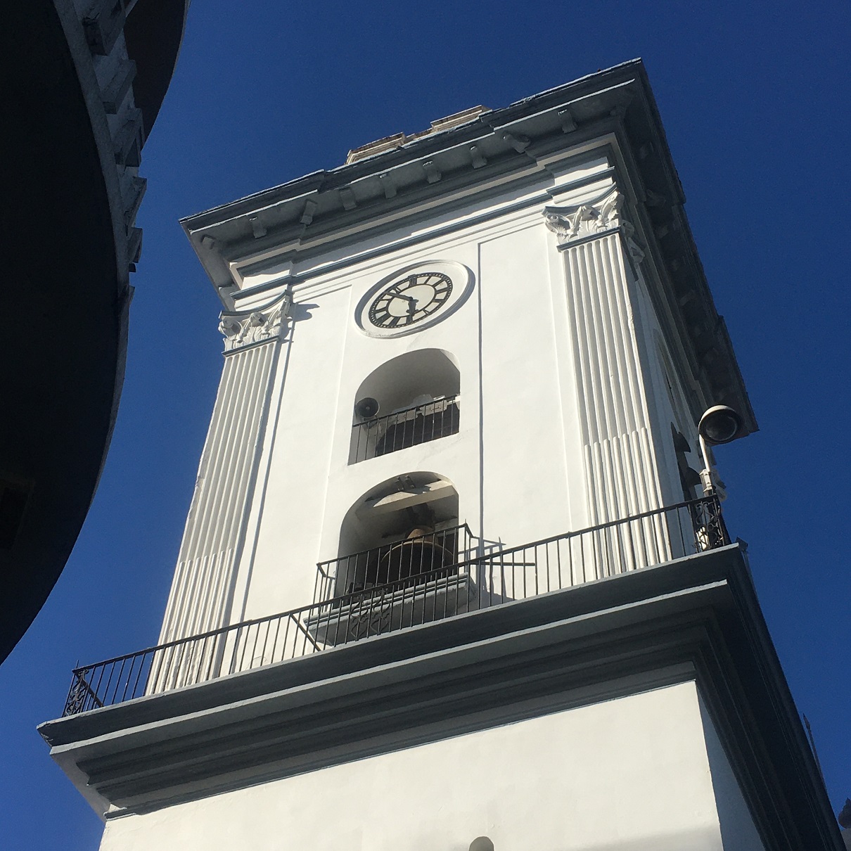El reloj cuyos secos latidos estamos oyendo ahora fue colocado en la torre en el año de 1889 durante la Administración de Juan Pablo Rojas Paúl.