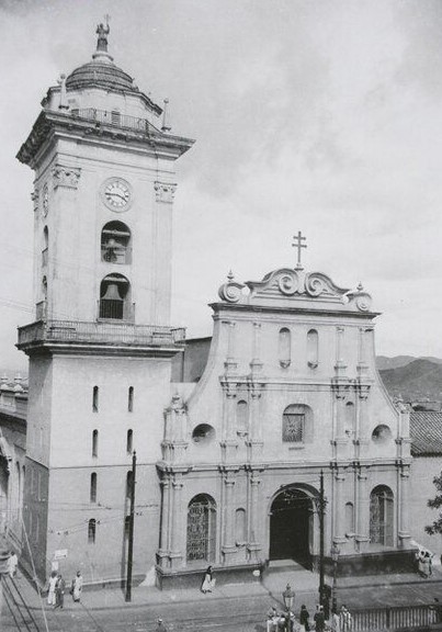Para el periodista estadounidense, William E. Curtis, la fachada de la Catedral de Caracas se asemejaba más a una cárcel o a una fortificación que a una iglesia.