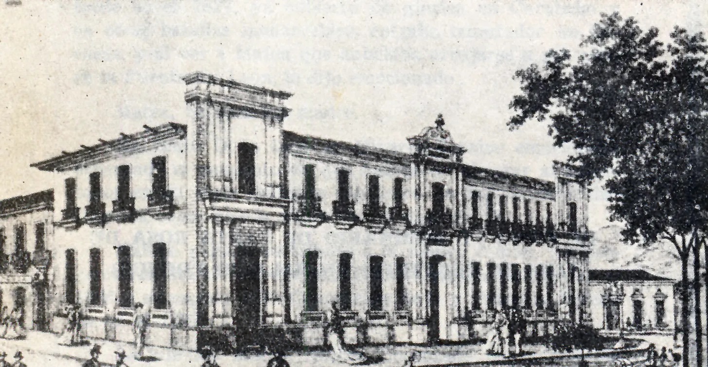 La primera sede de la Universidad de Caracas estuvo ubicada en la vía que pasaba por el sur de la Plaza mayor”.