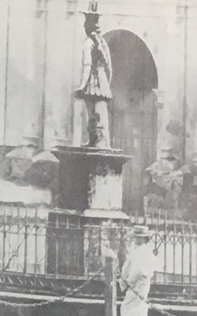 La primera estatua fue la escultura donada por don Juan Pérez, en 1842, para una fuente en la Plaza de San Pablo. Era de mármol blanco y representaba una india.