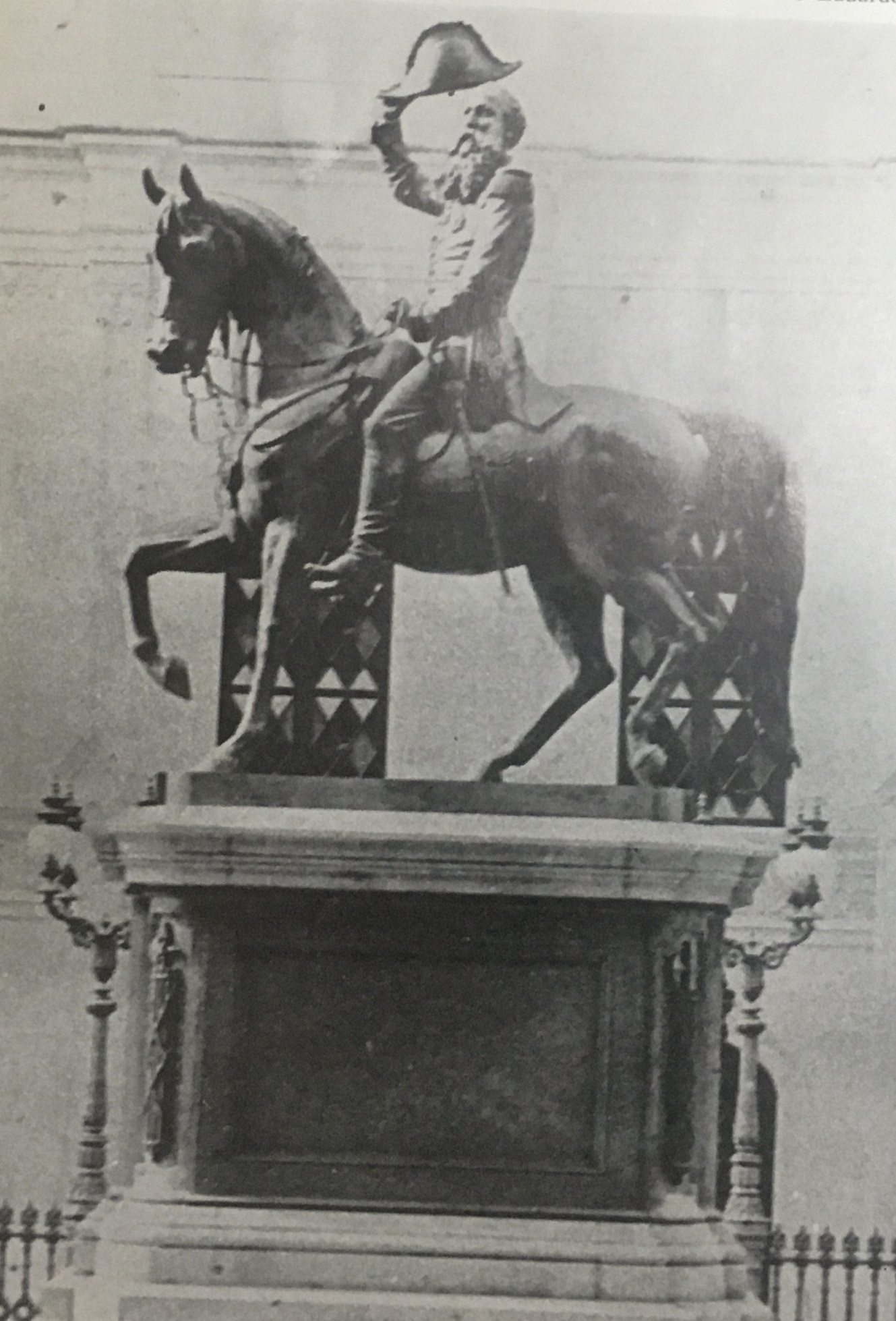 Una escultura ecuestre, de Antonio Guzmán Blanco, con sombrero en mano, fue instalada entre el Capitolio y la Universidad. Por el gesto del sombrero le llamaban Saludante.