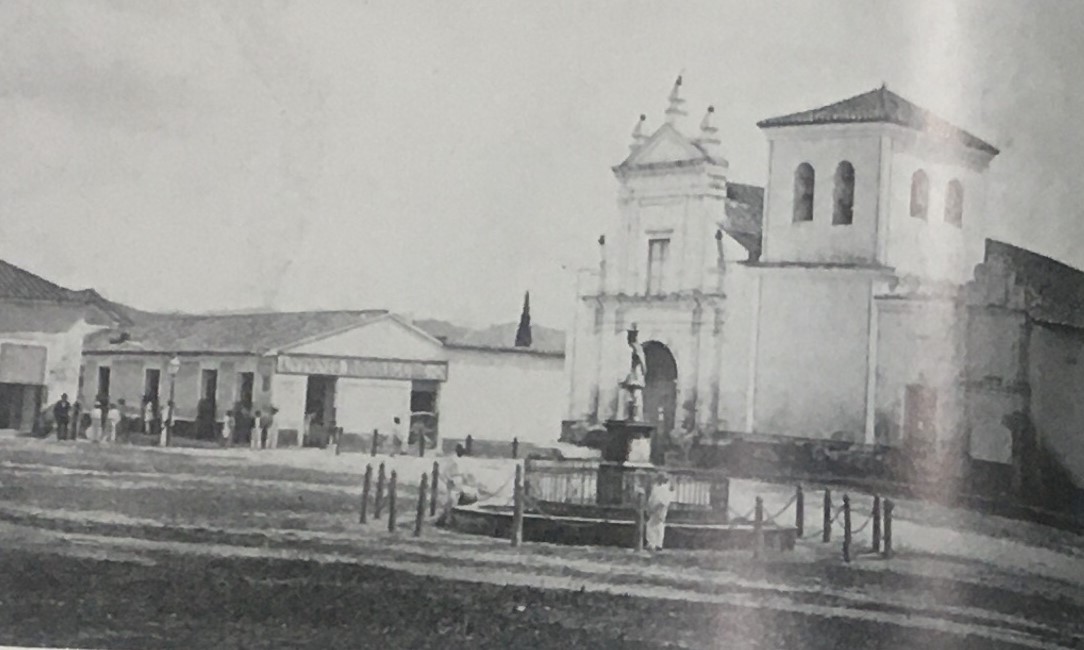 La iglesia de San Pablo surgió en la recién fundada Santiago de León como un voto a raíz de la tremenda epidemia de viruela de 1580.