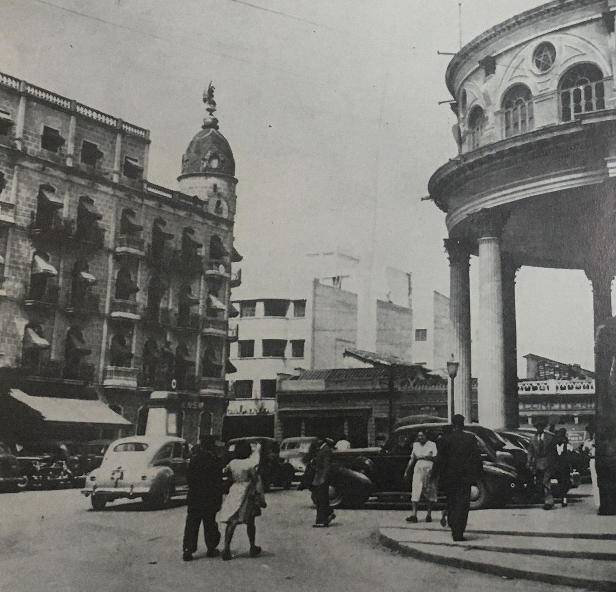 El presidente Antonio Guzmán Blanco ordenó el derribo del templo de San Pablo para levantar un teatro en su lugar, el cual se conoció inicialmente como Teatro Guzmán Blanco, luego denominada Teatro Municipal.