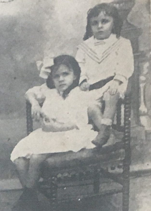 El pequeño Guillermo Pacanins y su hermanita Carmen Cleotilde. Guillermo, quien fue gobernador de Caracas en los 50, se alargó los pantalones a los 12 años.