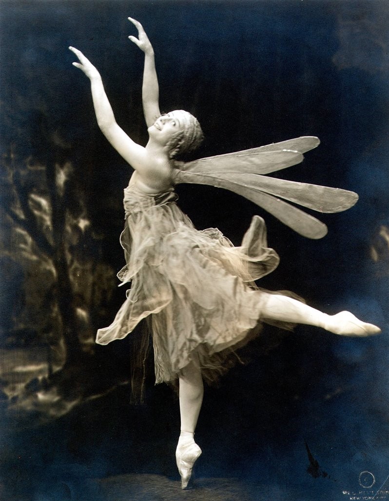 La célebre bailarina rusa interpretando el papel de Libélula.