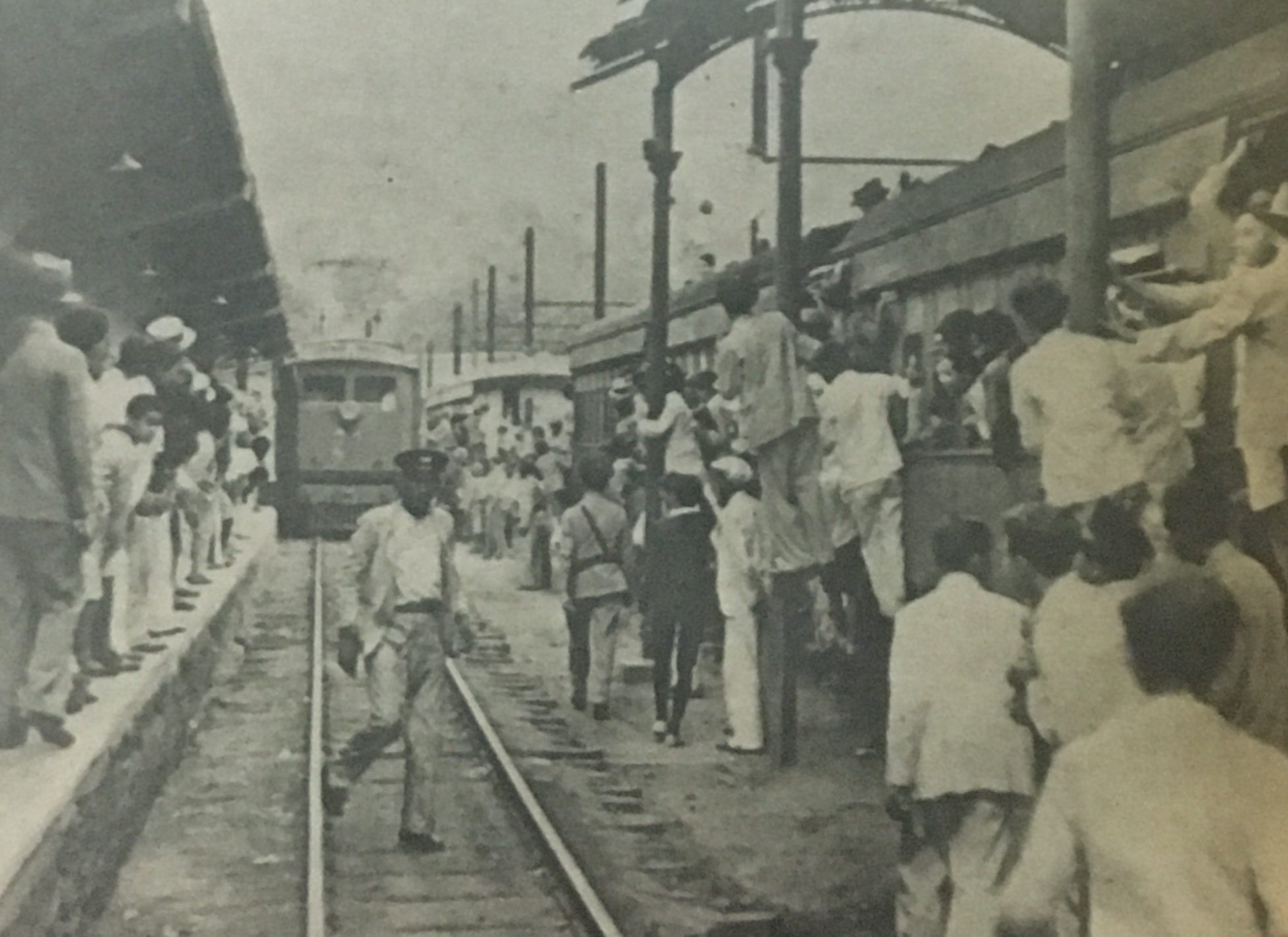 Escenas de la llegada del tren que trajo a Gardel y su comitiva de La Guaira a Caracas.