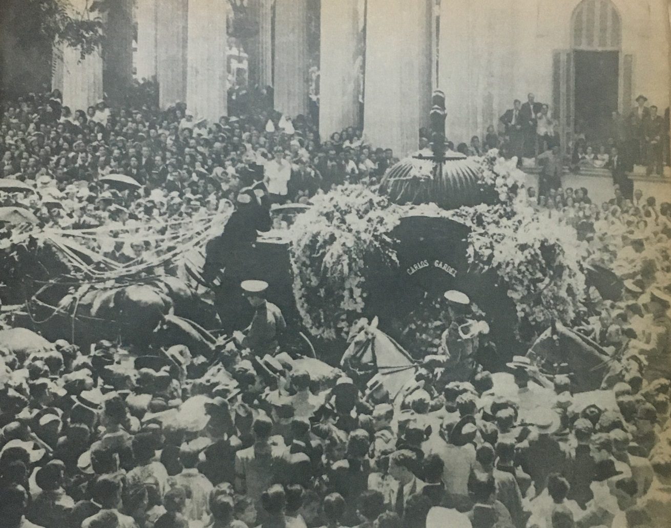 Escenas del entierro de Carlos Gardel en Buenos Aires. El célebre cantante murió trágicamente en Medellín, Colombia, el 24 de junio de 1935, pero sus restos fueron enviados a Argentina en febrero de 1936